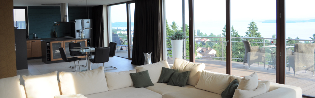 Großzügiger Wohnbereich mit hellen Möbeln und Panoramablick auf den Bodensee